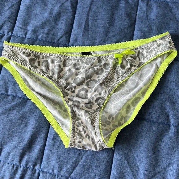 XOXO Bra and Panty Set - Picture 9 of 10